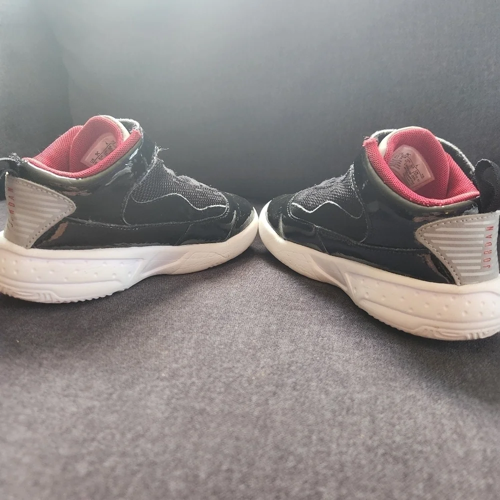 Nike Air Jordan Max Aura TD Sneakers Little kids size 8.5C Black Red